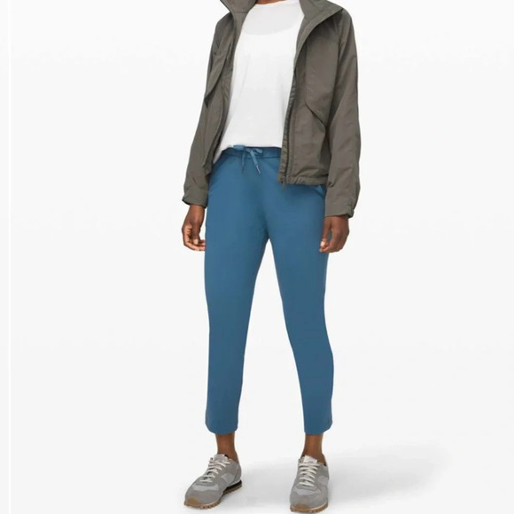 Lululemon On the Fly 7/8 Pant - Size 4 either code blue or petrol blue pants‎ - Picture 2 of 10
